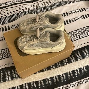 Yeezy boost 700 V2 size US 8 1/2